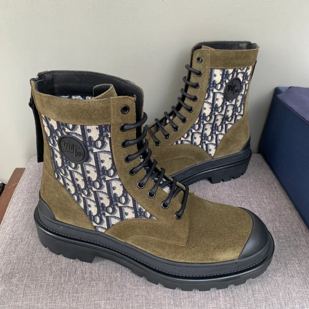 [DIOR] Top P: 920💰 Number of yards: 39~44 (38.45 custom-made, non-refundable) Dior Dior~ Winter series, original 1:1 development Casual men's leather shoes Made with heavy investment, shoes and boots are made of imported cowhide + imported Dior special fabric Not easily deformed black cowhide lining Dior large hardware inlay Original TPU vacuum outsole, black cowhide Black open edge beads Military green suede Black suede Khaki suede leather is crafted by a large factory, and the perfect product is only prepared for you who know your taste! Any comparisons are welcome.